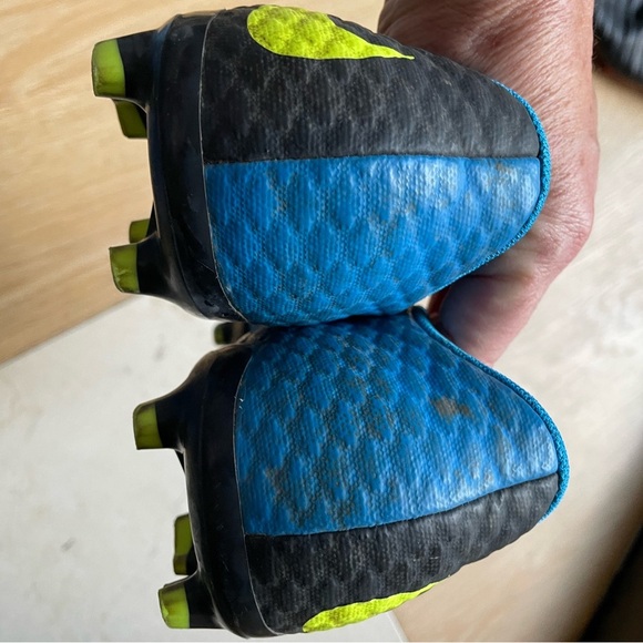 Nike soccer cleats - Picture 3 of 4